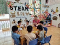 Bé trải nghiệm làm đèn lồng vui tết trung thu