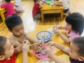 HOẠT ĐỘNG TRẢI NGHIỆM "BÉ 3 TUỔI THỰC HÀNH KỸ NĂNG BÓC TRỨNG CHIM CÚT"
